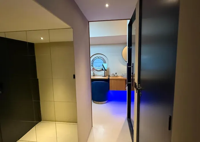 Guest house Boat & Boost 4*