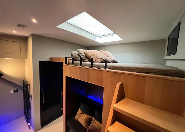 ゲストハウス Boat & Boost 4*